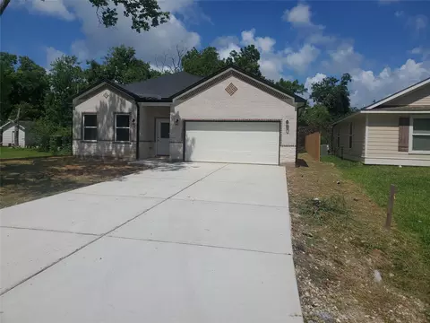 105 S Algeria St, Texas City, TX 77591