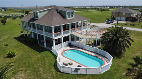 979 Rancho Carribe Dr, Crystal Beach, TX 77650