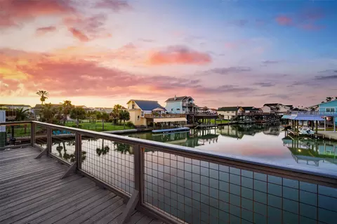 1127 Tiki Dr, Tiki Island, TX 77554