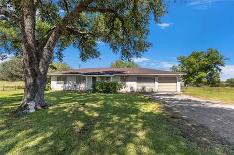 2602 Bootlegger Ln, Yoakum, TX 77995
