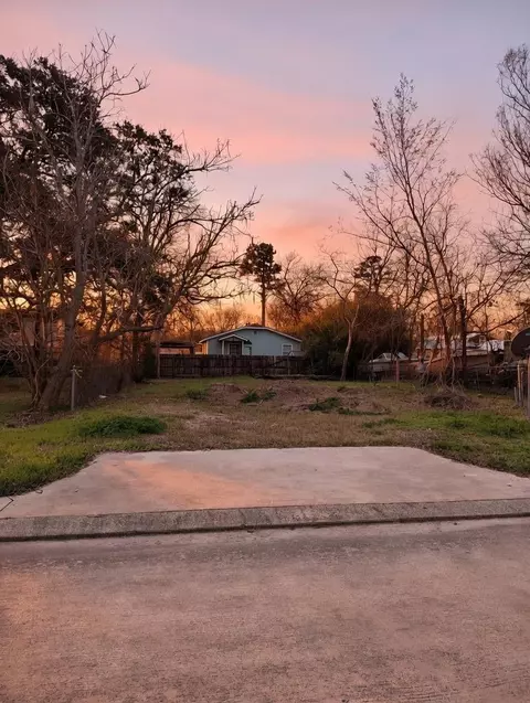 125 Bay Shore Dr, La Porte, TX 77571
