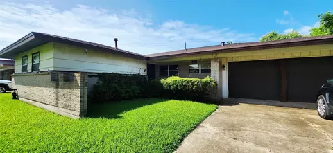 1735 W 10th St, Freeport, TX 77541