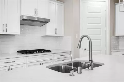 Kitchen - 17681 Rosette Grass Dr, Conroe, TX 77385 photo 5 of 7