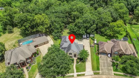 208 River Oaks Dr, Lake Jackson, TX 77566