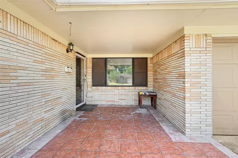 Exterior - 709 Queens Rd, Pasadena, TX 77502 photo 3 of 5