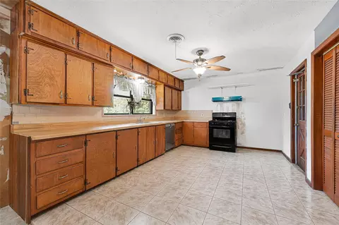 Kitchen - 709 Queens Rd, Pasadena, TX 77502 photo 2 of 2