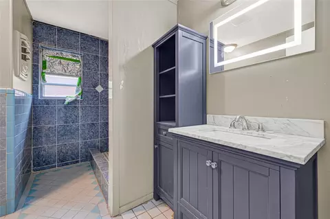 Bath - 709 Queens Rd, Pasadena, TX 77502 photo 1 of 3