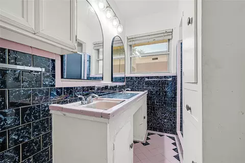 Bath - 709 Queens Rd, Pasadena, TX 77502 photo 2 of 3