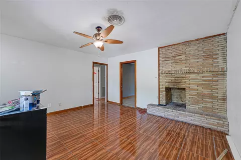 Living - 709 Queens Rd, Pasadena, TX 77502 photo 2 of 4
