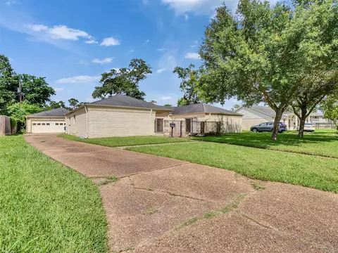 3015 Inwood Dr, Dickinson, TX 77539