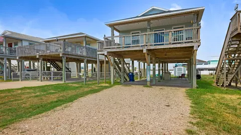 1110 Treaty Dr, Surfside Beach, TX 77541