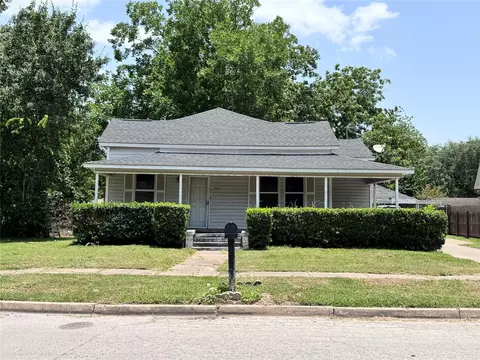 106 W Prairie Ave, Eagle Lake, TX 77434