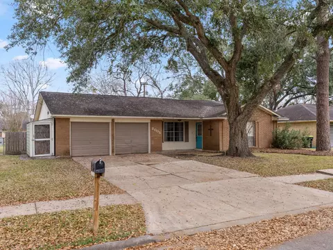 2005 Candlewood Dr, Bay City, TX 77414