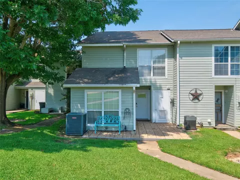 100 Edgewater Dr #44, Livingston, TX 77351