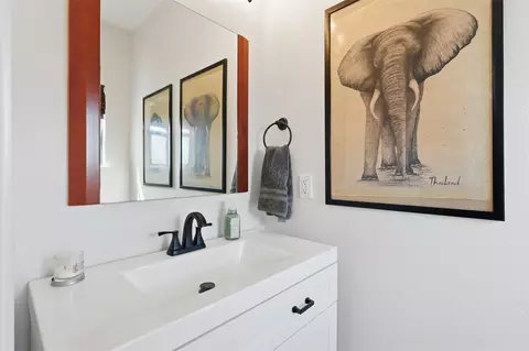 Bath - 2424 Navigation Blvd #D, Houston, TX 77003 photo 3 of 3