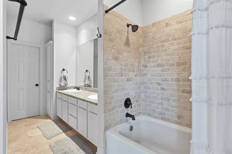 Bath - 2424 Navigation Blvd #D, Houston, TX 77003 photo 2 of 3