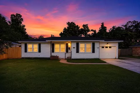 310 Nasturtium St, Lake Jackson, TX 77566