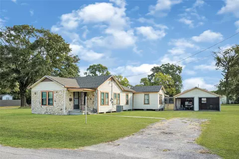203 S 6th St, Highlands, TX 77562