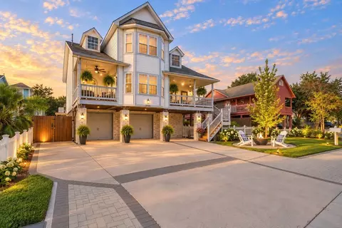 920 Grove Rd, Clear Lake Shores, TX 77565