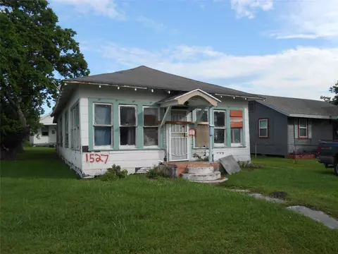 1527 14th St, Port Arthur, TX 77640