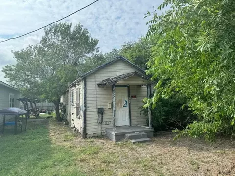 712 Park St, Sinton, TX 78387