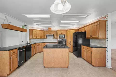 Kitchen - 98 Glenheath, Trinity, TX 75862 photo 2 of 2