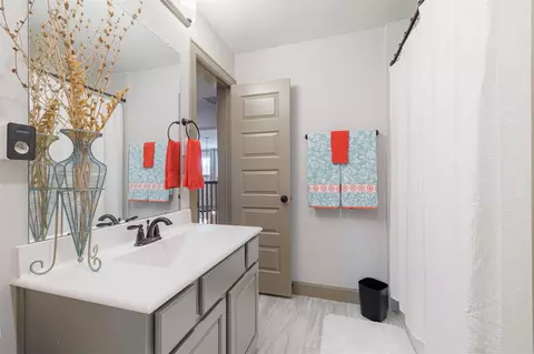 Bath - 7810 Leighton Trl, Pasadena, TX 77505 photo 2 of 5