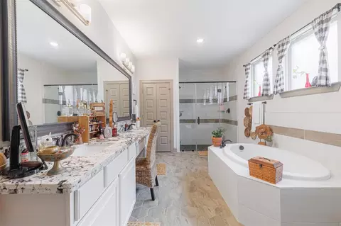 Bath - 7810 Leighton Trl, Pasadena, TX 77505 photo 1 of 5