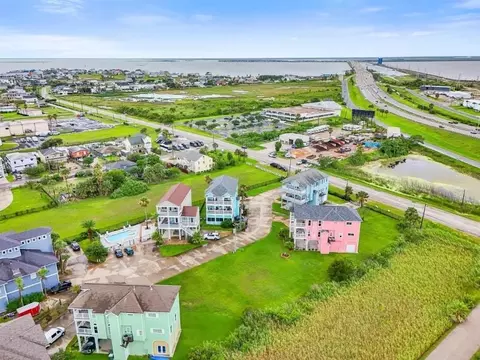 1010 Lillian Ln, Galveston, TX 77554