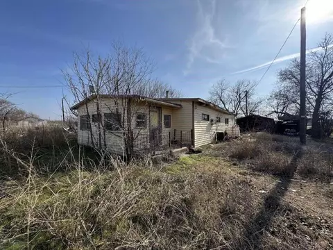 502 E Franklin Ave, Electra, TX 76360