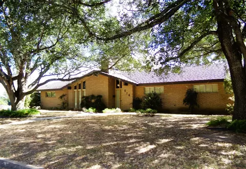 516 N College St, Weimar, TX 78962