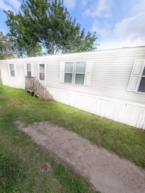326 Jasper St #20, Bacliff, TX 77518