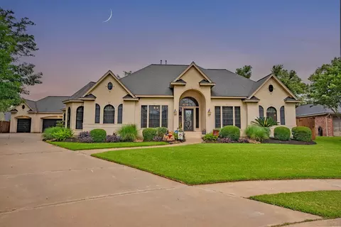 56 English Oak Ct, Lake Jackson, TX 77566