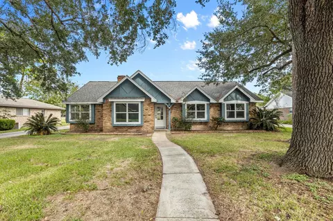 1805 Laurel Oaks Dr, Richmond, TX 77469