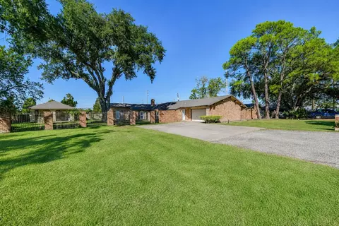 312 S 15th St, La Porte, TX 77571