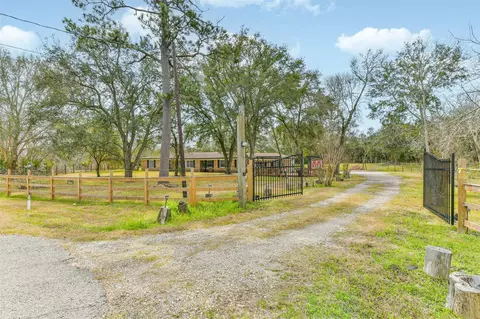 9101 Lazy Ln, Hitchcock, TX 77563