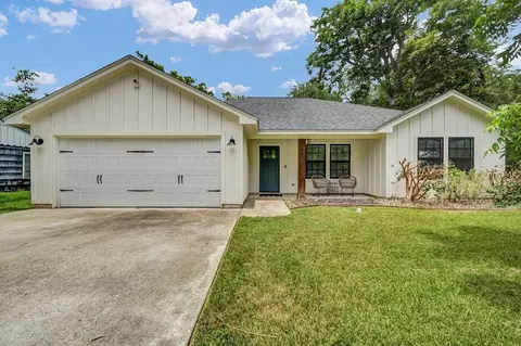 206 Southern Oaks Dr, Lake Jackson, TX 77566