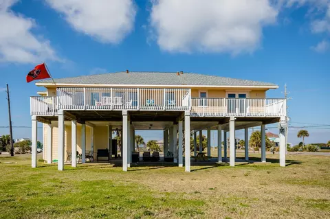 18409 Shaman Dr, Galveston, TX 77554
