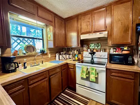 Kitchen - 1347 Cardinal Ln, Trinity, TX 75862 photo 3 of 5