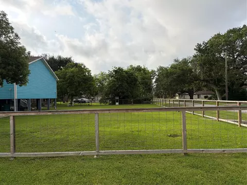 1208 4th St, Seabrook, TX 77586