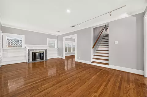 2438 White Oak Dr, Houston, TX 77009
