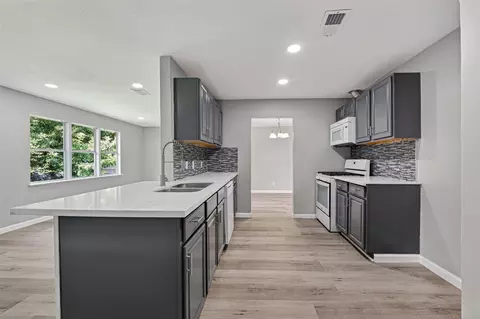 701 Oriole Ln, Pasadena, TX 77502