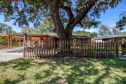 110 William Ave, Baytown, TX 77520