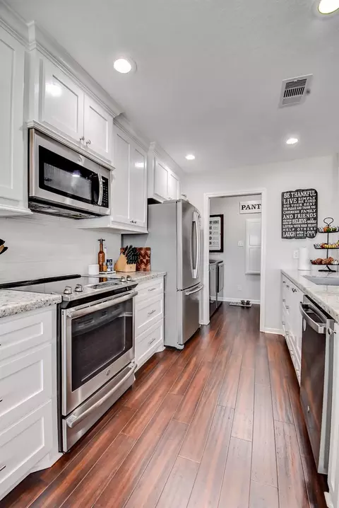 Kitchen - 122 Four Master Road Rd, Freeport, TX 77541 photo 3 of 8