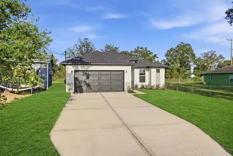 Exterior - 2522 16th St, Hempstead, TX 77445 photo 2 of 5
