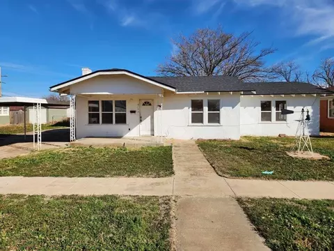910 S 11th St, Slaton, TX 79364