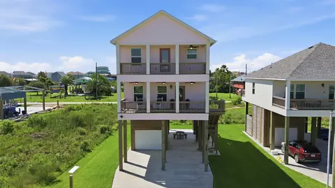 124 Jewel Dr, Bolivar Peninsula, TX 77650