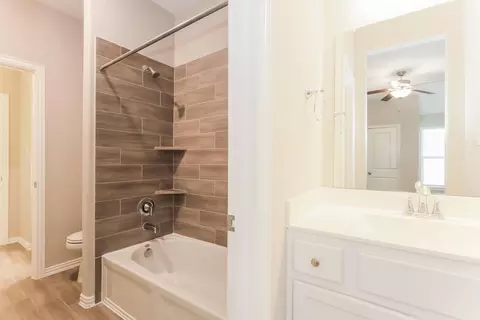 Bath - 3332 Rolling View Ct, Conroe, TX 77301 photo 3 of 3