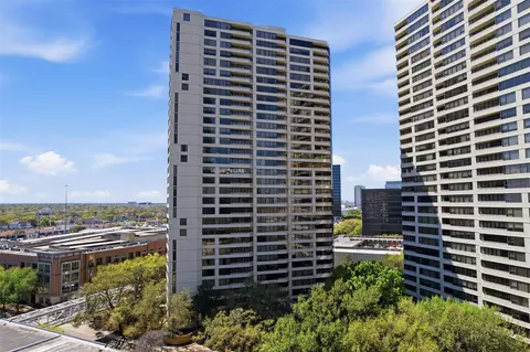 15 Greenway Plz #3A, Houston, TX 77046