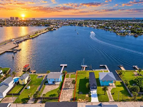 6205 Avenue L, Galveston, TX 77551